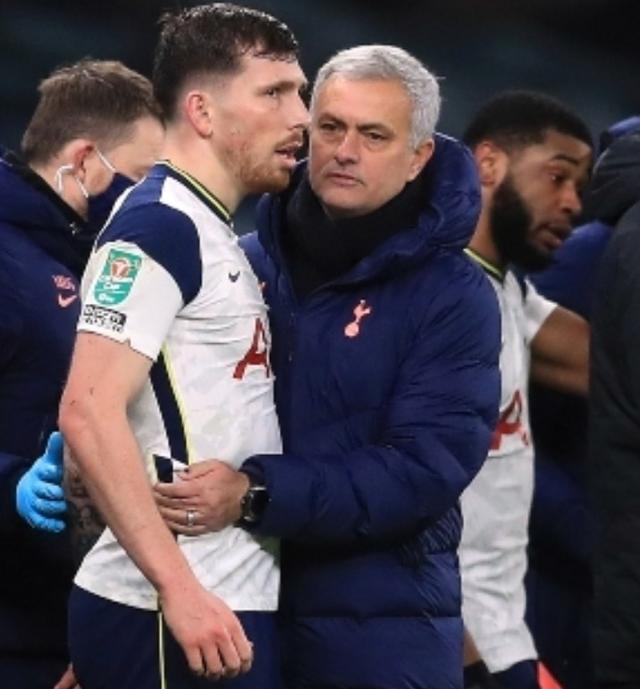 包含西布朗逼平富勒姆，难以逃脱降级的命运的词条