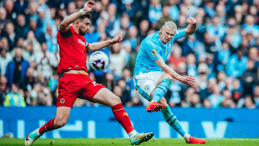 哈兰德豪取帽子戏法，多特蒙德击败巴塞罗那(多特蒙德队的哈兰德)