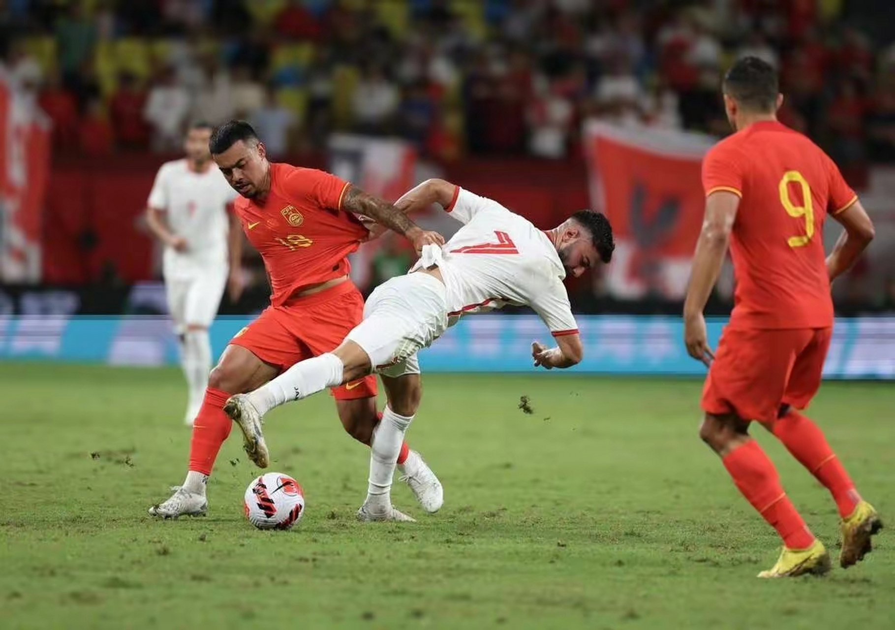 紧张刺激,足球比赛中发生了令人惊讶的事情(紧张刺激,足球比赛中发生了令人惊讶的事情英语) 紧张刺激,足球比赛中发生了令人惊讶的事情(紧张刺激,足球比赛中发生了令人惊讶的事情英语)