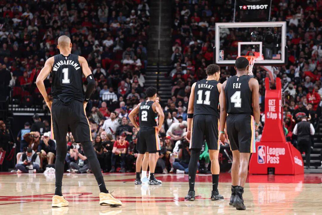 马刺三连胜硬汉，菜鸟表现亮眼，老将称赞新秀的简单介绍